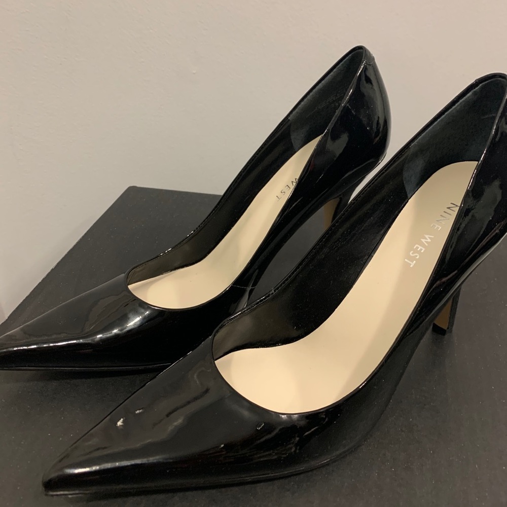 Black pumps